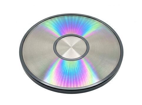 Disque compact brillant avec des reflets iris&eacute;s arc-en-ciel sur une surface m&eacute;tallique, isol&eacute; sur un fond blanc pur pour une utilisation technologique et num&eacute;rique.