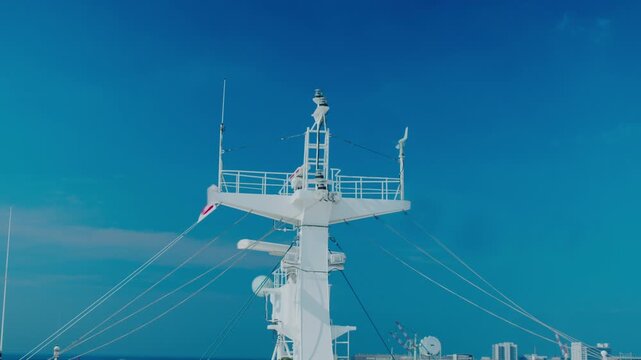 夏空に伸びるフェリーのマスト 4Kシネマティック映像素材