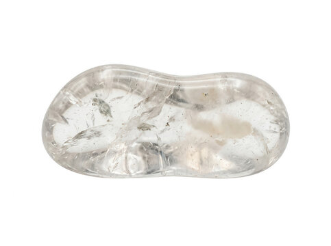Uma pedra de quartzo transparente polida e arredondada, com texturas internas naturais e brilho v&iacute;treo, isolada sobre um fundo branco puro para uso em design e joalheria.
