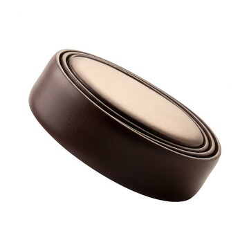 Cinto de couro marrom enrolado com fivela met&aacute;lica elegante, acess&oacute;rio de moda masculino cl&aacute;ssico isolado em fundo branco, ideal para estilo casual ou formal.