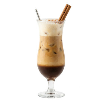Um copo elegante de caf&eacute; gelado com leite, espuma cremosa, cubos de gelo e um pau de canela, isolado em um fundo branco para uso em menus de cafeterias e publicidade.
