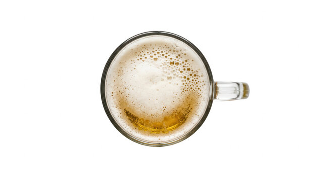 Draufsicht auf ein frisch gezapftes Bier im Glas mit Schaumkrone, isoliert auf wei&szlig;em Hintergrund.