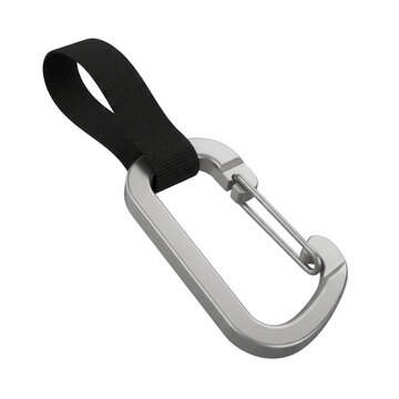 Un moschettone in metallo color argento con un cinturino in tessuto nero, isolato su sfondo bianco, ideale per attrezzature da arrampicata, portachiavi o accessori per escursionismo e outdoor.
