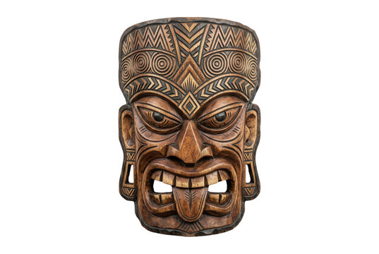 Maschera Tiki in legno intagliato a mano con dettagli tribali complessi, espressione feroce e lingua sporgente, isolata su sfondo bianco per decorazioni esotiche o design a tema polinesiano.