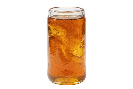 Un bicchiere di vetro a forma di lattina riempito con una bevanda color ambra, t&egrave; freddo o birra artigianale, isolato su uno sfondo bianco puro, ideale per presentazioni di menu o pubblicit&agrave; di