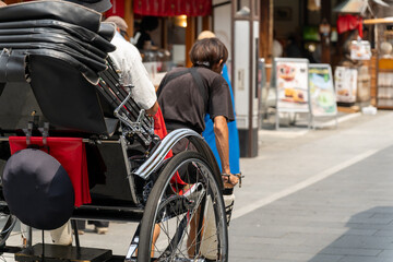 Obraz premium 人力車でおかげ横丁を楽しむ