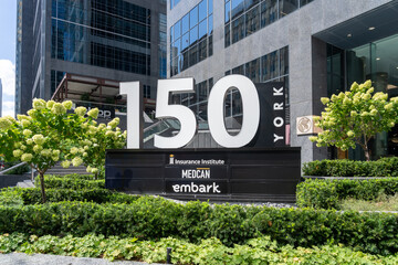 Obraz premium Toronto, Ontario, Canada - September 7, 2026: A directory sign listed tenants names such as Insurance Institute of Canada, Medcan, Embark outside the office building on York street in Toronto, Ontario