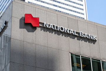 Obraz premiumToronto, Ontario, Canada - September 7, 2026: National Bank of Canada logo and sign on the building. Toronto, Ontario, Canada. 