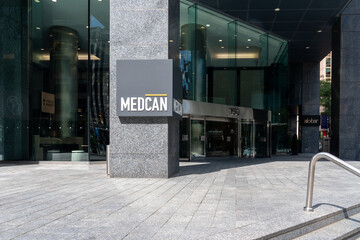 Obraz premium Toronto, Canada-September 7, 2026: The entrance to Medcan headquarters in Toronto, Canada. Medcan is a global leader in assessing clients' overall well-being and inspiring them to live well.