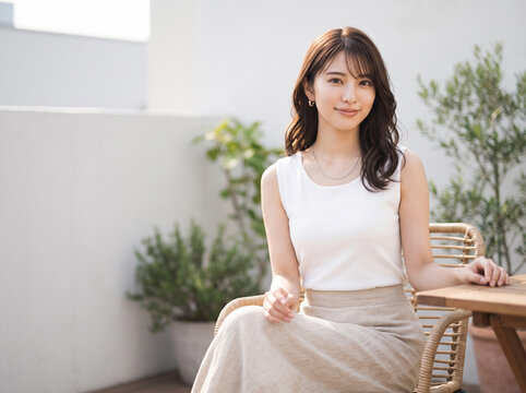テラス席でくつろぐ美しい女性