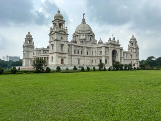 Victoria Memorial historical monument facade with green lawns in Kolkata. © Photo Agency