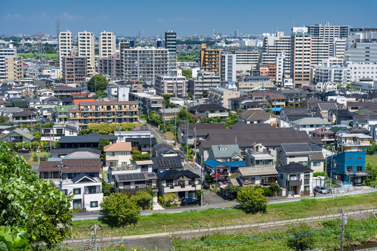 高台から望む聖蹟桜ヶ丘駅周辺の都市風景
