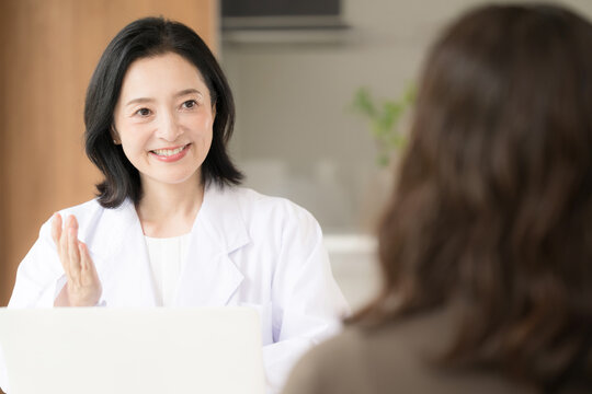 Images of a clinic where a female doctor faces her patients and explains things with a smile during medical counseling, examinations, and health consultations; images of psychiatric and internal medic