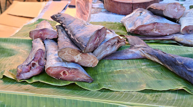 Sliced ​​king mackerel placed on a banana leaf.