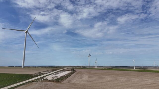 Vue a&eacute;rienne panoramique du parc &eacute;olien pr&egrave;s de Vitry-le-Fran&ccedil;ois. La Marne est le deuxi&egrave;me d&eacute;partement de France o&ugrave; l'on trouve le plus d'&eacute;oliennes, .avec 479 machines