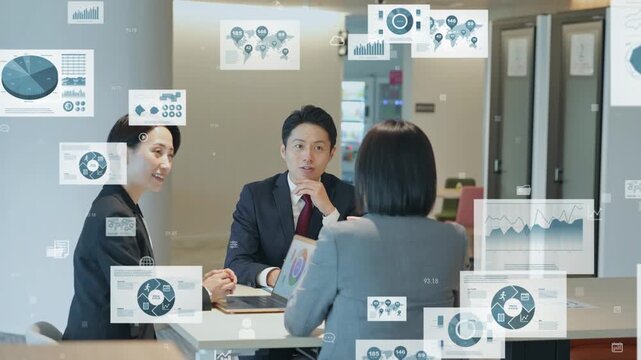 会議する人々とビジネスデータ。経営、経理、計画、マーケティング、営業、管理、システム、経済、リサーチ