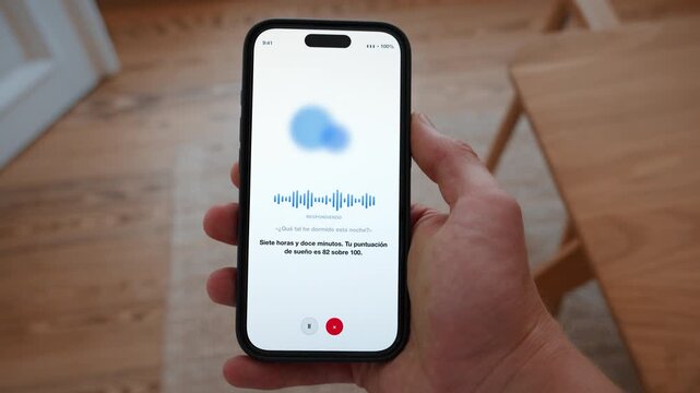 A voice assistant reports how long the user slept and how the night was rated. Point of view shot with the phone held in the hand. Interface in Spanish. Useful for understanding your own body.