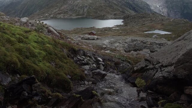 Idyllischer Bergbach in den Schweizer Alpen mit Bergsee - Schweizer Bergp&auml;sse Grimsel Pass Berner Oberland