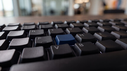 Obraz premium Marketing Concept Key on Computer Keyboard Close Up