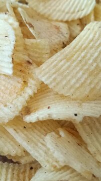 Chips ondul&eacute;es, en gros plan, dans une assiette