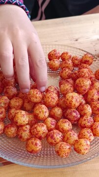 gros plan sur la main d'un enfant prenant des g&acirc;teaux ap&eacute;ritif