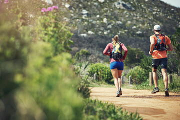 Obraz premium Training, outdoor and couple with backpack, running and physical activity with partner and wellness. Runner, back and people with endurance, together and exercise for fitness or cardio in nature