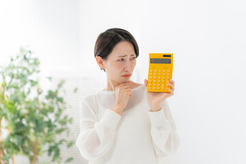 Obraz premium 電卓を持つ女性 トラブル