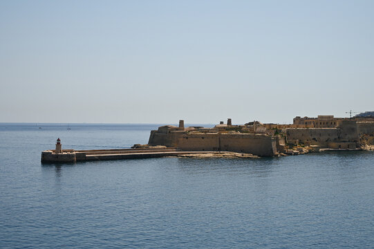 Le fort et le phare de Ricasoli &agrave; l'entr&eacute;e du Grand Harbor sur l'&icirc;le de Malte