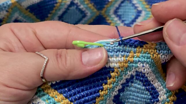 Crochet pattern using colored yarn. Garment and bag details, handmade. Tutorial.