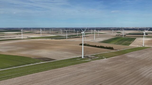 Vue a&eacute;rienne panoramique du parc &eacute;olien pr&egrave;s de Vitry-le-Fran&ccedil;ois. La Marne est le deuxi&egrave;me d&eacute;partement de France o&ugrave; l'on trouve le plus d'&eacute;oliennes, .avec 479 machines
