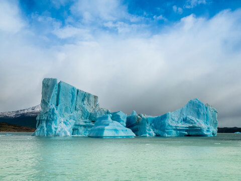 Argentina, Patagonia, El Calafate, Puerto Bandera, Lago Argentino, Parque Nacional Los Glaciares, Estancia Cristina, broken iceberg