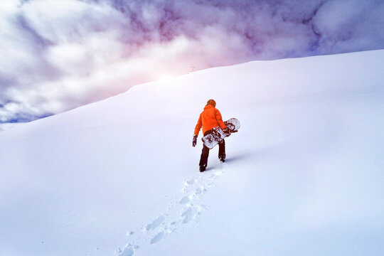 Austria, Greater Walser Valley, Damuls, Snowboarder in the mountains