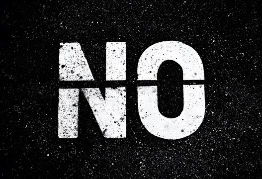 Mot "NO" Peint au Pochoir Blanc sur Asphalte Noir &agrave; Haut Contraste pour &Eacute;v&eacute;nements, Articles Conceptuels et Banni&egrave;res