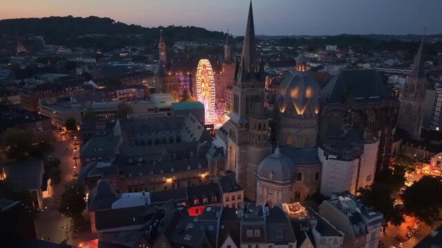 Luftaufnahme von Aachen Zentrum mit Aachener Dom, Rathaus und Riesenrad bei Nacht	
