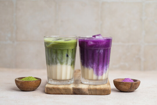 ube latte boisson fraiche violette glac&eacute;e et et matcha latte th&eacute; lait	