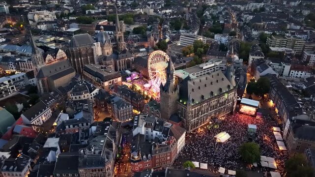 Aufnahme einer Drohne von Aachen mit Aachener Dom, Rathaus und Riesenrad bei Nacht	
