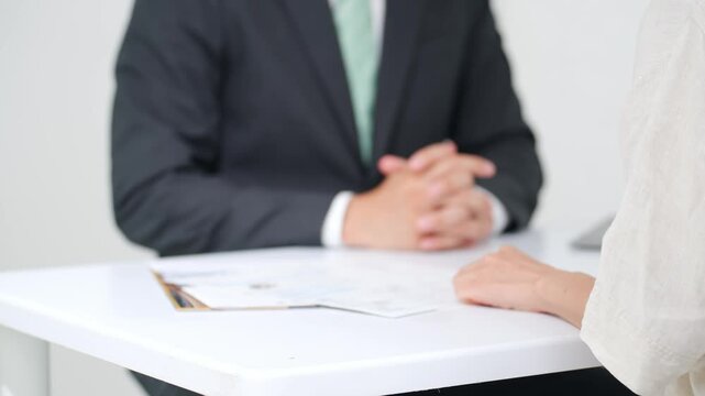 面談するビジネスマン。接客、相談、営業、ビジネス、販売、商談、交渉、案内、提案、受付、BtoC、会議