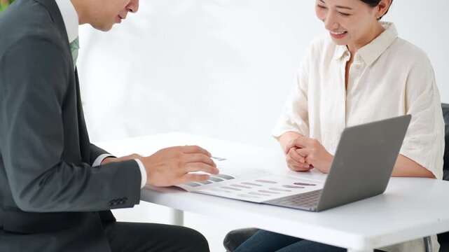面談する男女。接客、相談、ビジネス、営業、顧客、会議、営業、笑顔、説明、提案、BtoC、販売、接客