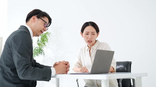 面談する男女。接客、相談、悩み、疑問、困る、不安、心配、ビジネス、PC、説明、顧客、提案、女性、男