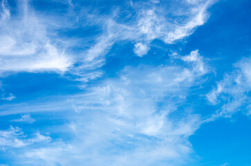 Obraz premium blue sky background with white clouds