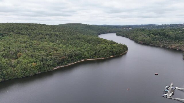 Lac de Guerl&eacute;dan dans les C&ocirc;tes-d'Armor en Bretagne