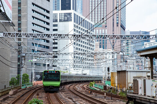 東京の鉄道とビル群_山手線