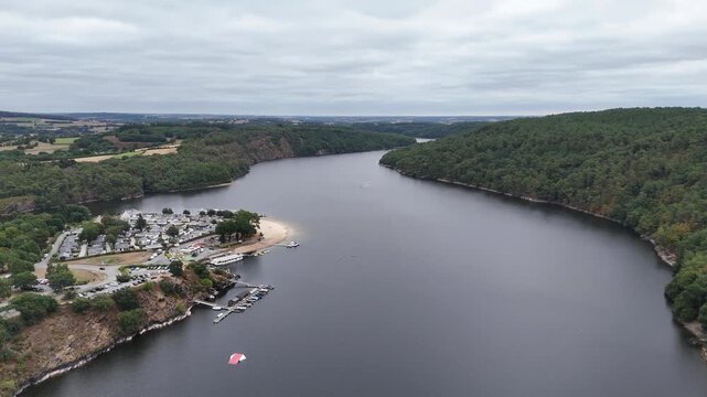 Lac de Guerl&eacute;dan dans les C&ocirc;tes-d'Armor en Bretagne