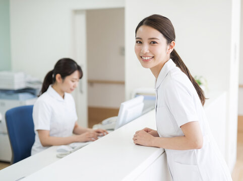 受付のカウンターで微笑む女性スタッフ