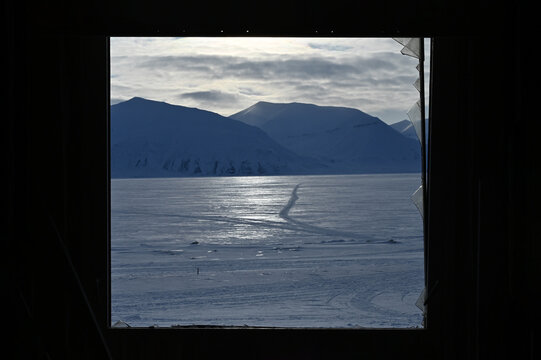 Panorama delle isole Svalbard attraverso la finestra di un edificio abbandonato