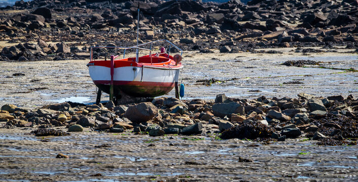 Fischerboot in der Bretagne bei Ebbe, Cotes d'Armor, Bretagne, Frankreich