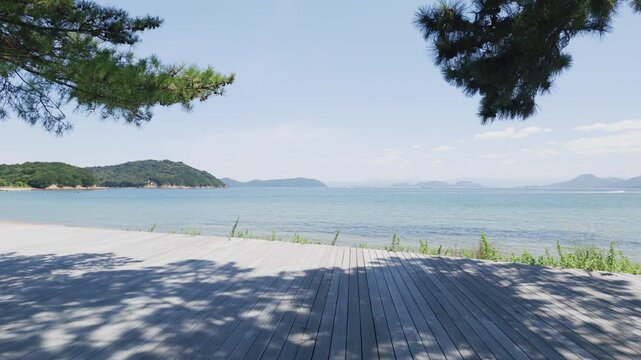 白いウッドデッキから眺める晴れた夏の瀬戸内海　香川県の直島