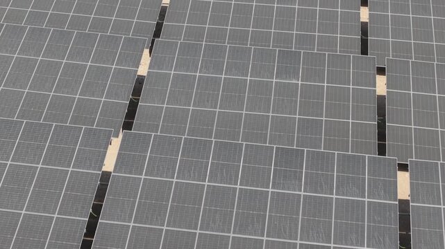 Vista a&eacute;rea detalle de placas solares o paneles en un central fotovoltaica o solar