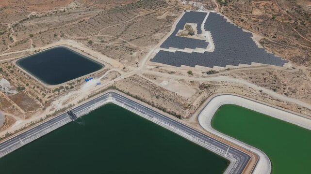 Vista a&eacute;rea de una planta solar al pie de balsas de riego de vid en terreno semides&eacute;rtico , como estas instalaciones cambian el entorno y ocupan terrenos tradicionalmente de cultivo