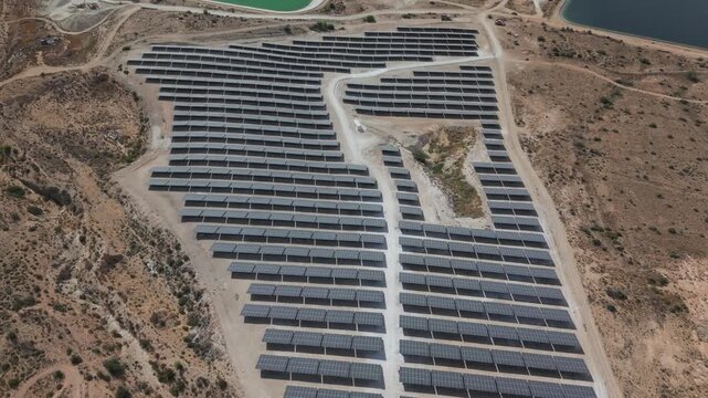 Vista a&eacute;rea de una planta solar al pie de una monta&ntilde;a en terreno semides&eacute;rtico , como estas instalaciones cambian el entorno y ocupan terrenos tradicionalmente de cultivo